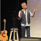 אורי דרזי - מופע הסיפורים מאחורי השירים