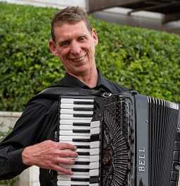 לשיר עם עוזי רוזנבלט והאקורדיון