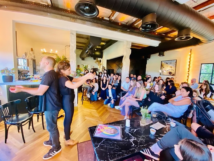 בול בשבילכם – סדנאות צחוק ואלתור לגיבוש צוותים וחברות