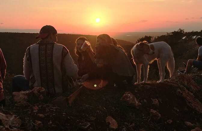 נפגשים לבירה בחמישי בסלון מלכה בקיבוץ יחיעם