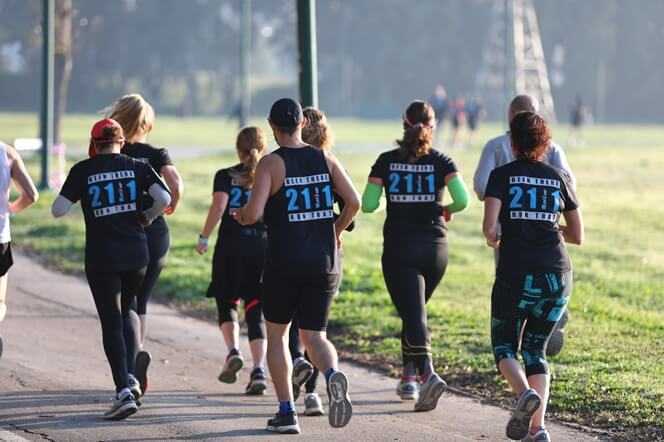 אימון ריצה אנרגטי בימי שני בבוקר בפארק הירקון