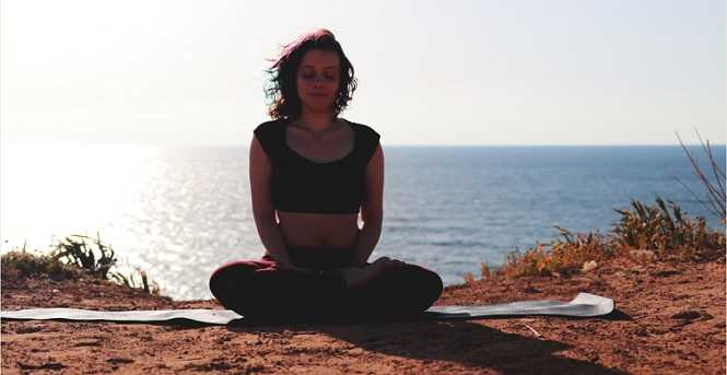 יוגה תרפיה עם נועם רימון ביום שני - בסטודיו המרכז בריינס